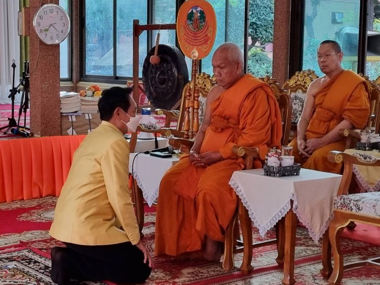 พิธีทำบุญตักบาตร โครงการบรรพชาอุปสมบท 99 รูป