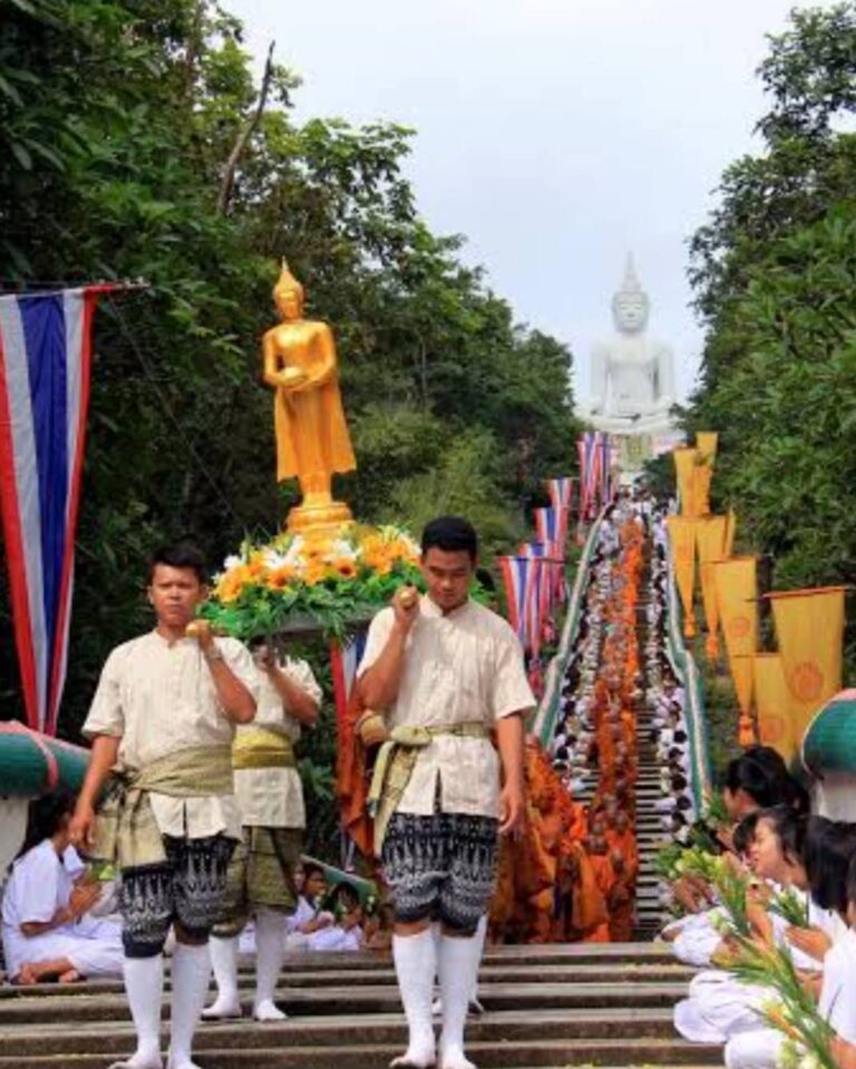 งานประเพณีตักบาตรเทโวโรหณะ นมัสการพระพุทธอุตตรมหามงคลอุบลรัตน์ (หลวงพ่อพระใหญ่)