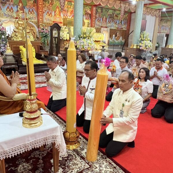 สพป.ขอนแก่น เขต 4 ถวายเทียนพรรษา  ผ้าอาบน้ำฝน และเครื่องไทยธรรม เพื่อสืบสานประเพณีอันดีงามของชาวพุทธ