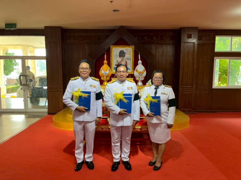 เข้าร่วมพิธีมอบหนังสือสารานุกรมไทย                                                                                สำหรับเยาวชนฯ เล่มที่ 45 ฉบับพระราชทาน