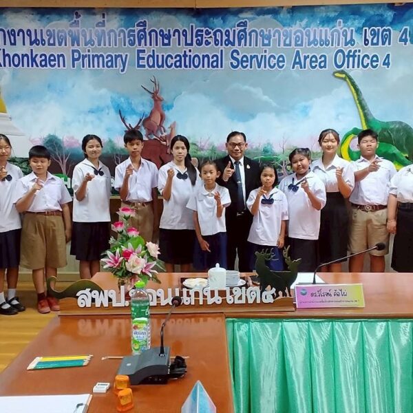 ให้โอวาท พร้อมให้กำลังใจนักเรียนที่เป็นตัวแทนของสำนักงานเขตพื้นที่ฯ