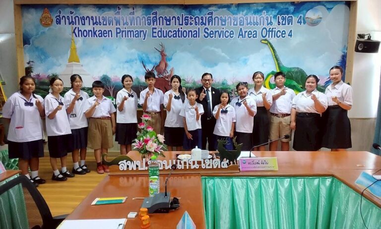 ให้โอวาท พร้อมให้กำลังใจนักเรียนที่เป็นตัวแทนของสำนักงานเขตพื้นที่ฯ