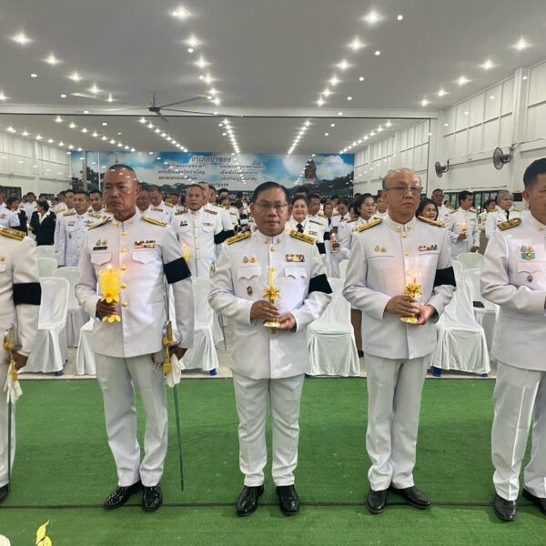 ร่วมพิธีถวายเครื่องราชสักการะและจุดเทียนชัยถวายพระพรชัยมงคล
