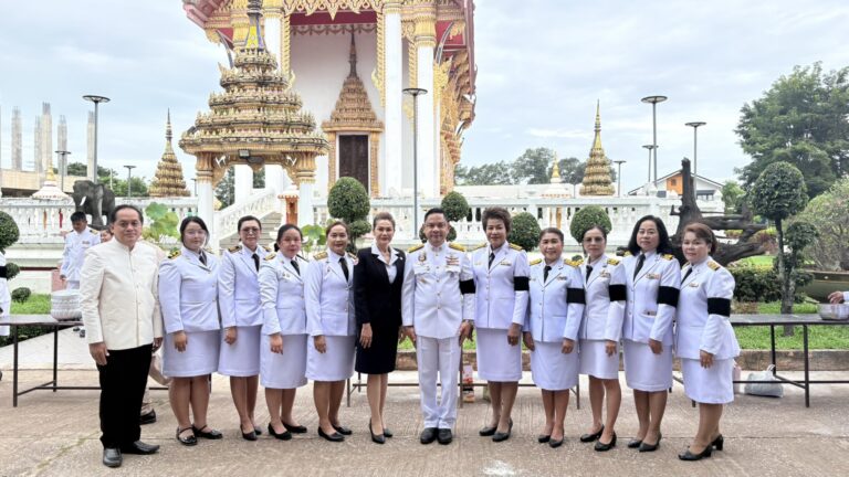 ร่วมพิธีทำบุญตักบาตรถวายพระราชกุศล เนื่องในวันแม่แห่งชาติ