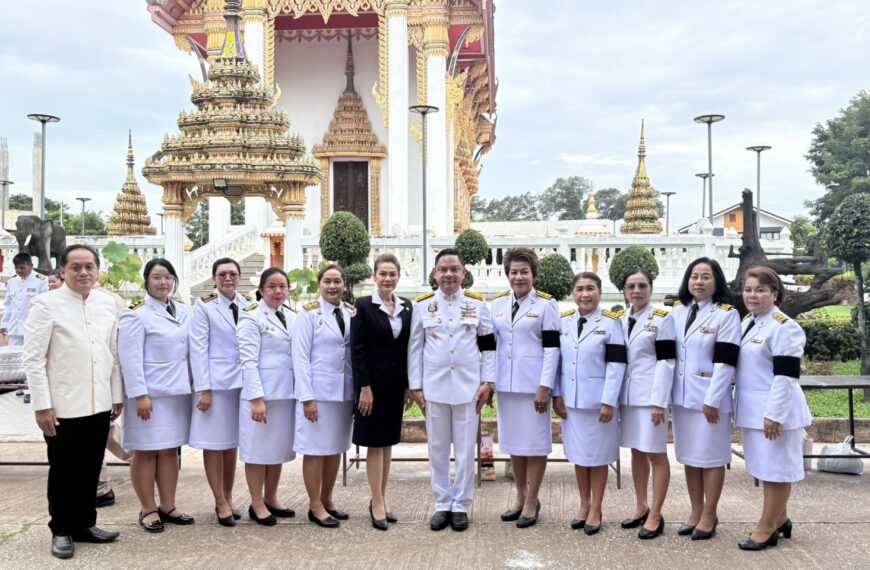 ร่วมพิธีทำบุญตักบาตรถวายพระราชกุศล เนื่องในวันแม่แห่งชาติ
