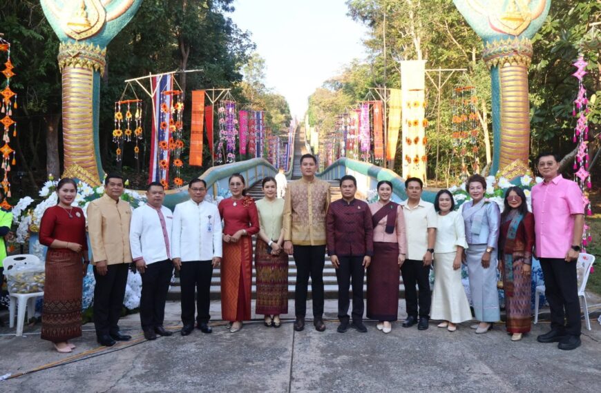 ร่วมงานประเพณีทำบุญตักบาตรเทโวโรหณะฯ วัดพระบาทภูพานคำ